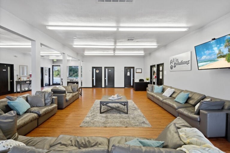 Interior - Common Room - Overview - 07